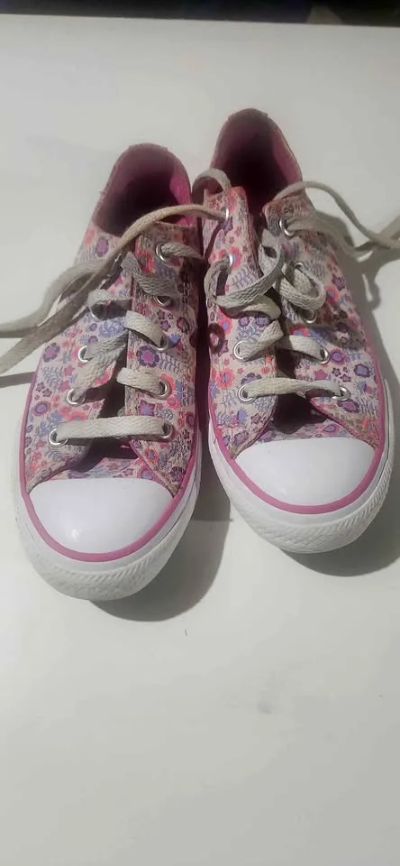 Girls size 1 converse shoes thumbnail