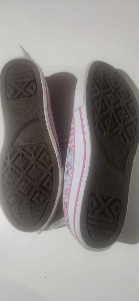 Girls size 1 converse shoes image indicator(2)