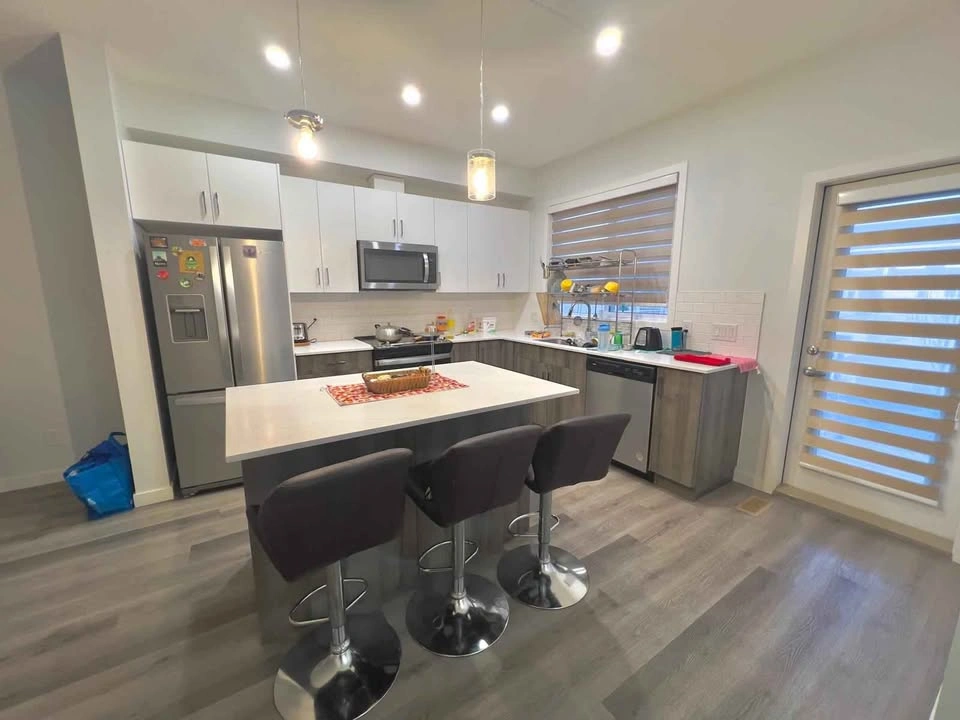 3 Beds 2.5 Baths - Townhouse - photo 2