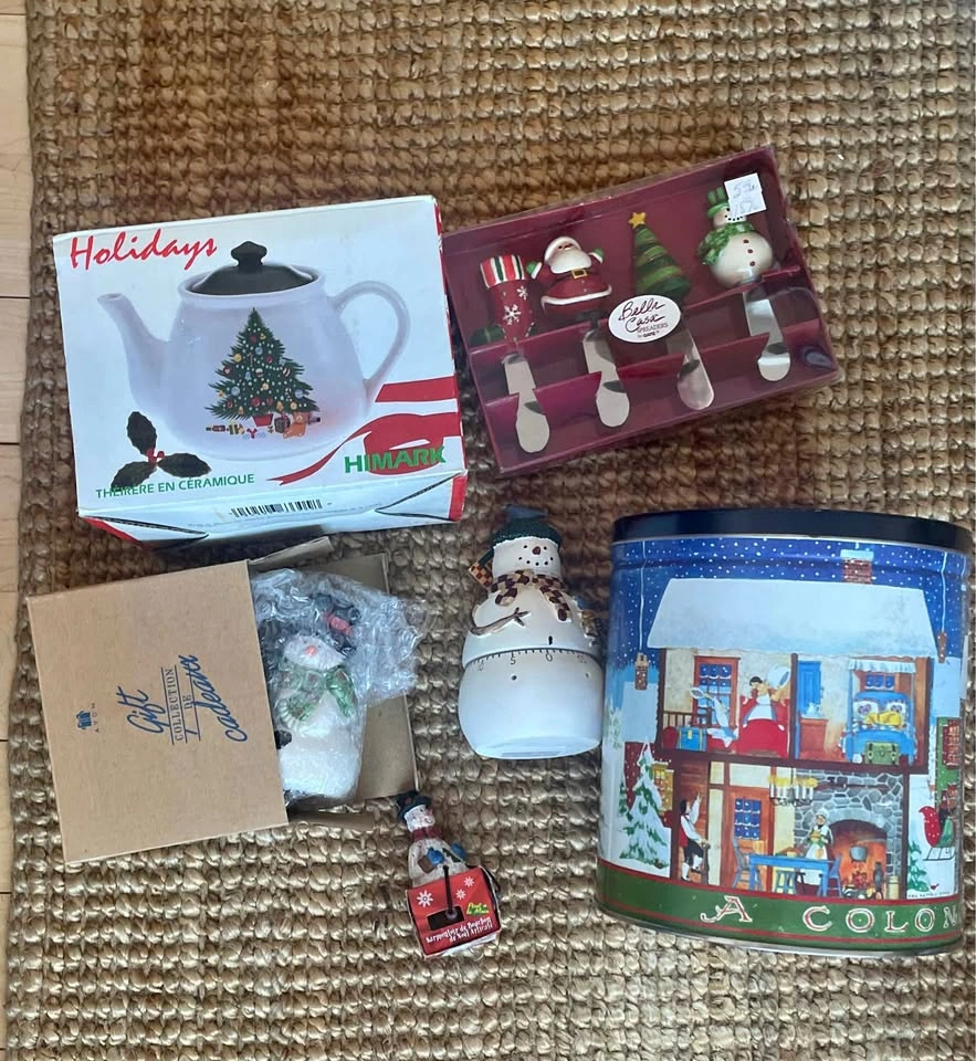 Lot of Christmas themed kitchen items (salt/pepier, teapot, spre