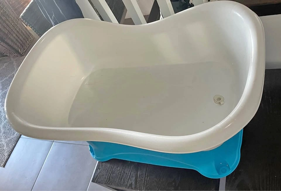 Raised baby bath tub