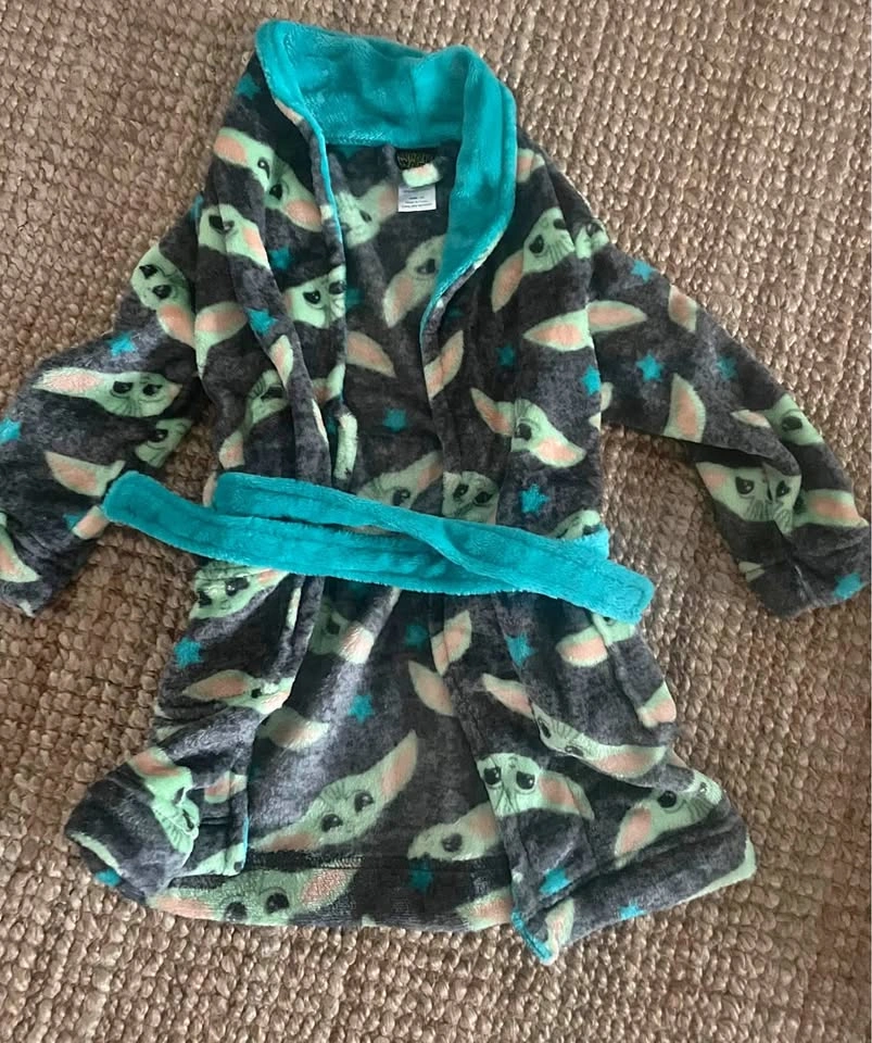 Baby Yoda plus bathrobe kids size 3T, like new