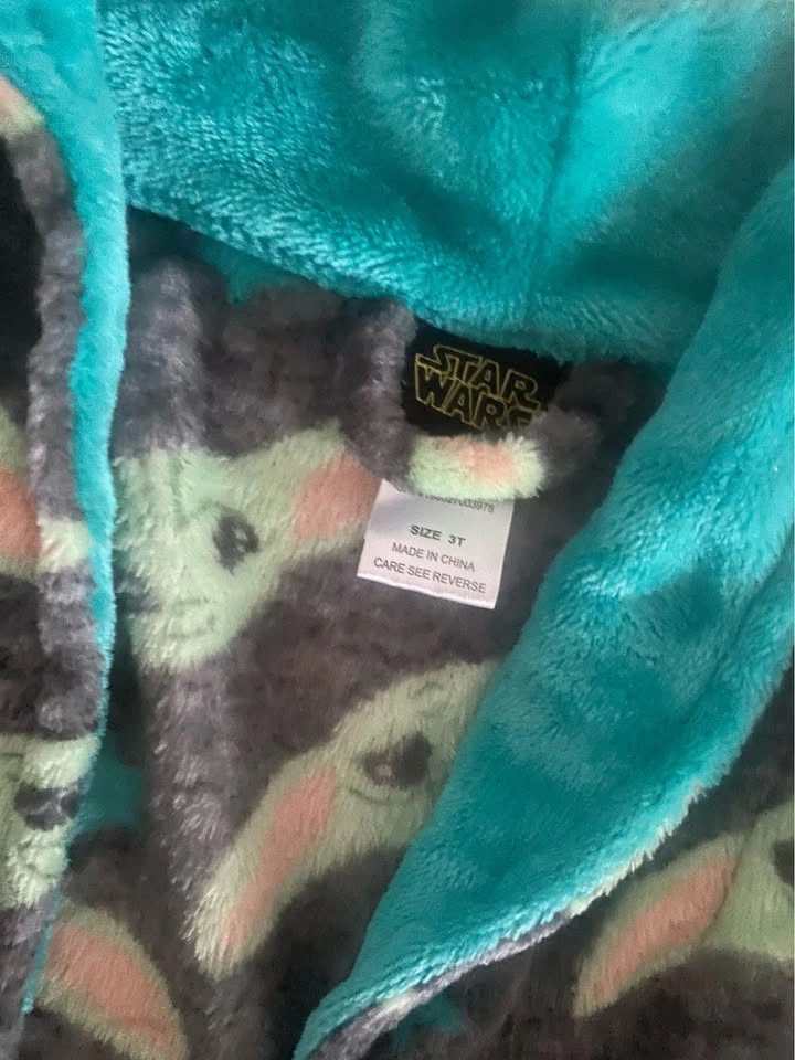 Baby Yoda plus bathrobe kids size 3T, like new - photo 2