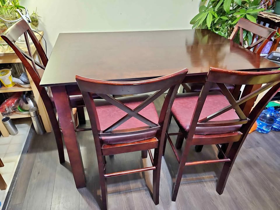 Solid wood High table with 4 leather chairs