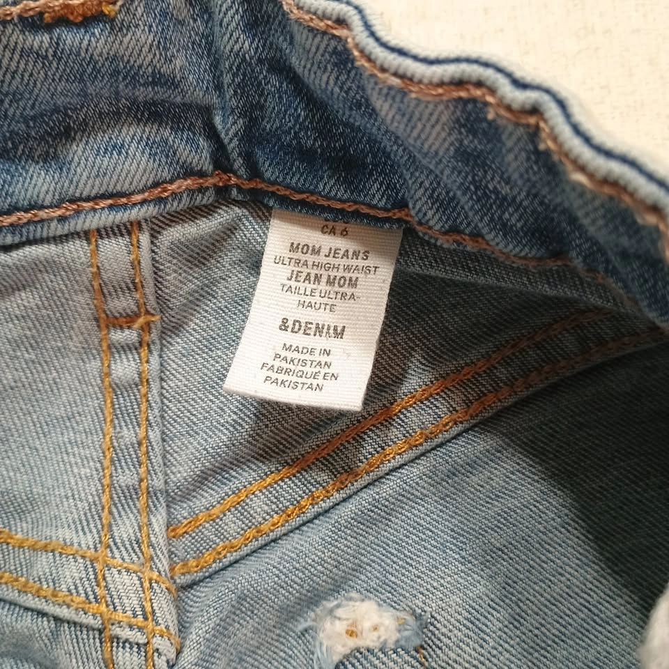H&M Ultra High Waist Mom Jeans Distressed Light Wash Size 6 - photo 2