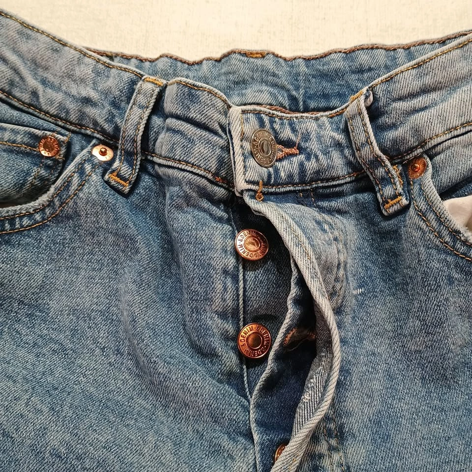 H&M Ultra High Waist Mom Jeans Distressed Light Wash Size 6 - photo 4