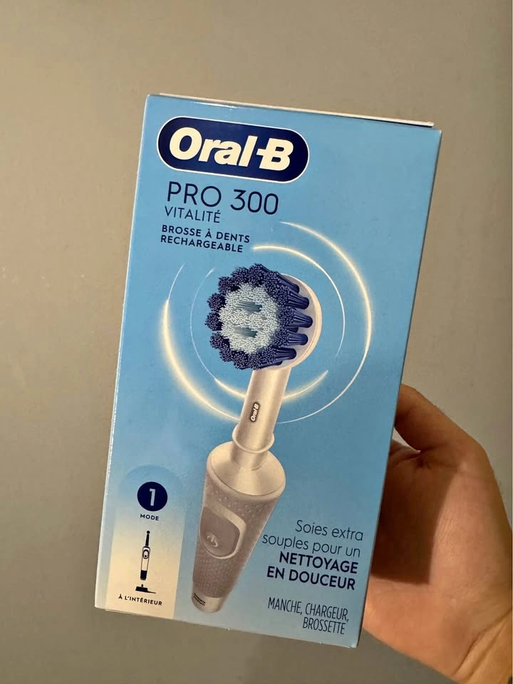 Oral B electric toothbrush with charging stand