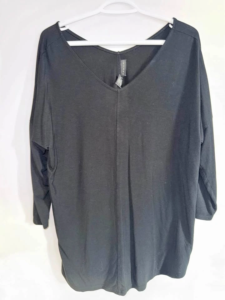 Tahari Black V-Neck 3/4 Sleeve Top