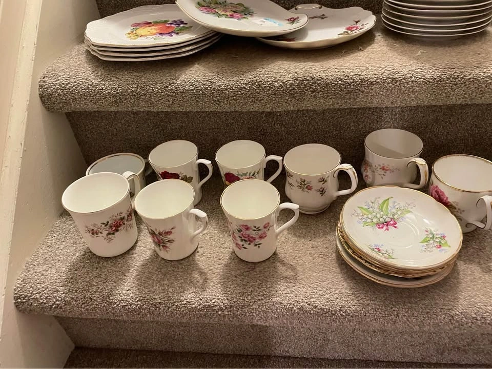 Lot of 60 vintage fine china cups, plates for events - photo 2