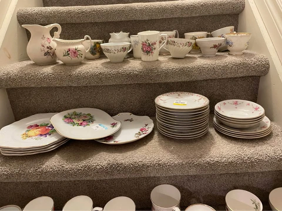 Lot of 60 vintage fine china cups, plates for events - photo 3