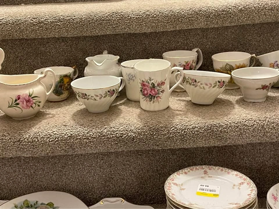 Lot of 60 vintage fine china cups, plates for events - photo 4