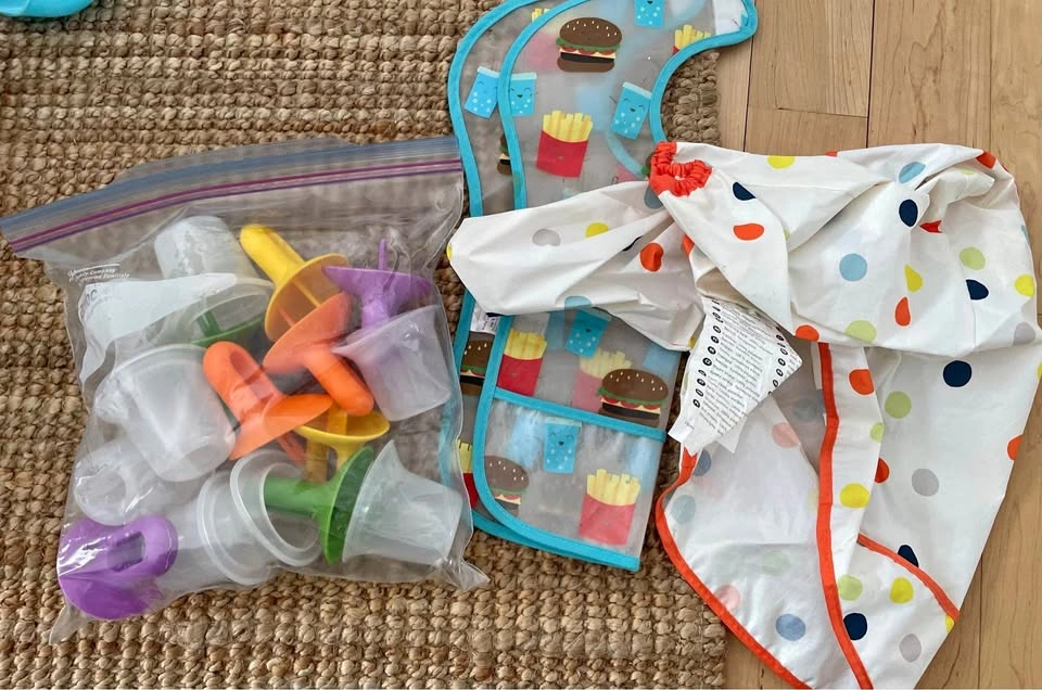 Baby feeding supplies / purre moulds, 2 bibs