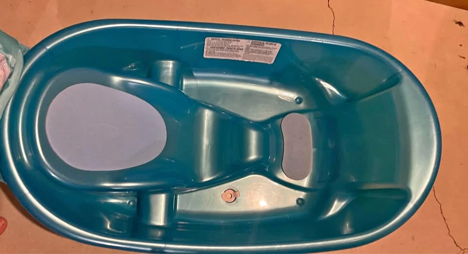 Infant / baby bath tub in excellent condition