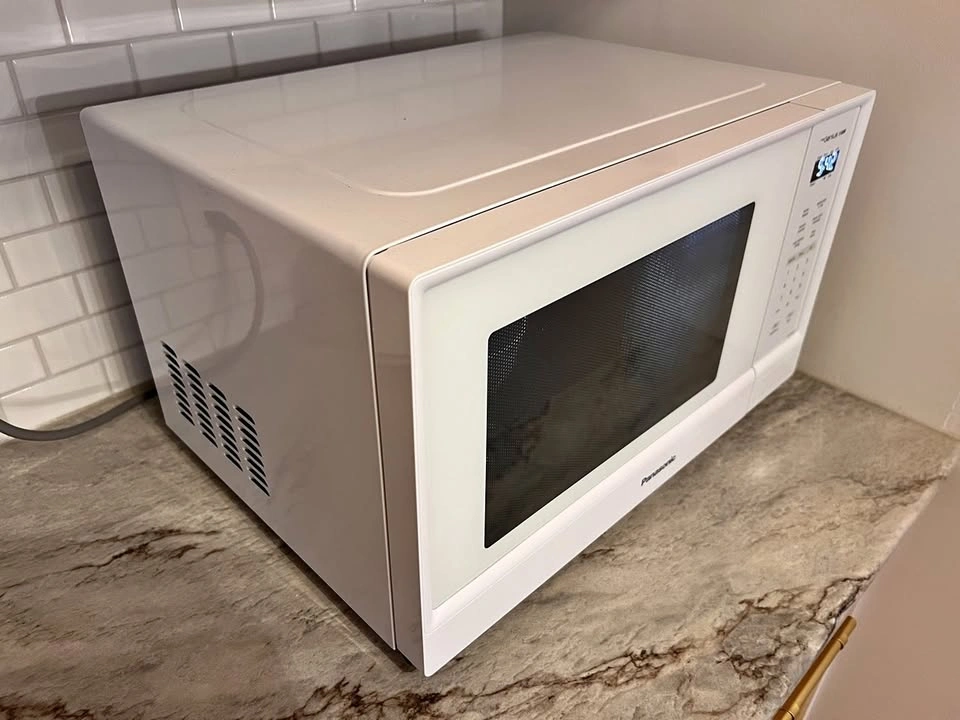 Panasonic Genius 1100W Microwave, 1.3 cu ft