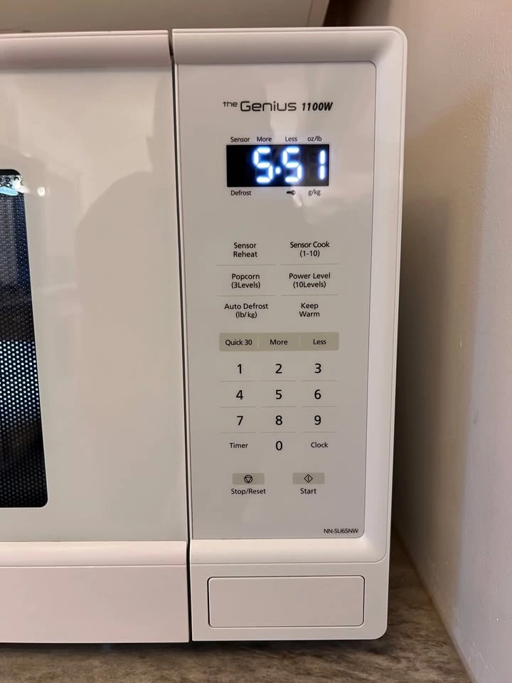 Panasonic Genius 1100W Microwave, 1.3 cu ft - photo 2