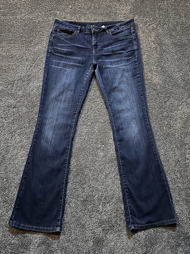 woman’s warehouse bootcut jeans size 31