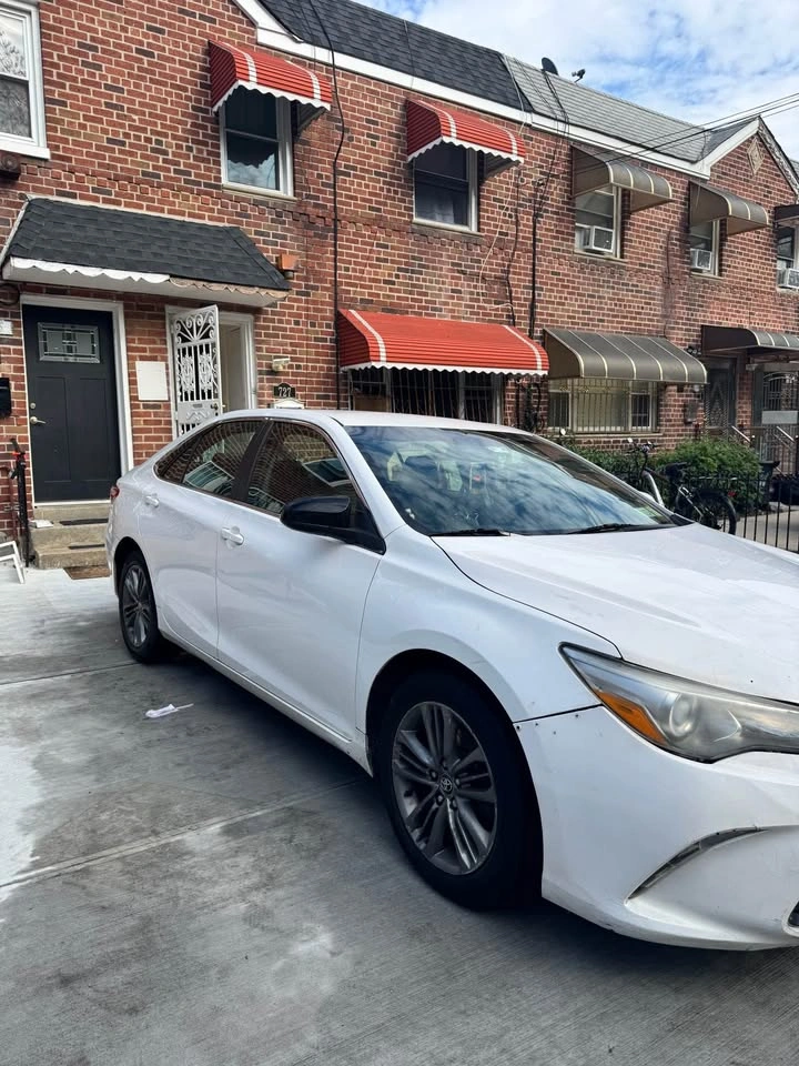 2017 Toyota Camry SE Sedan 4D - photo 2
