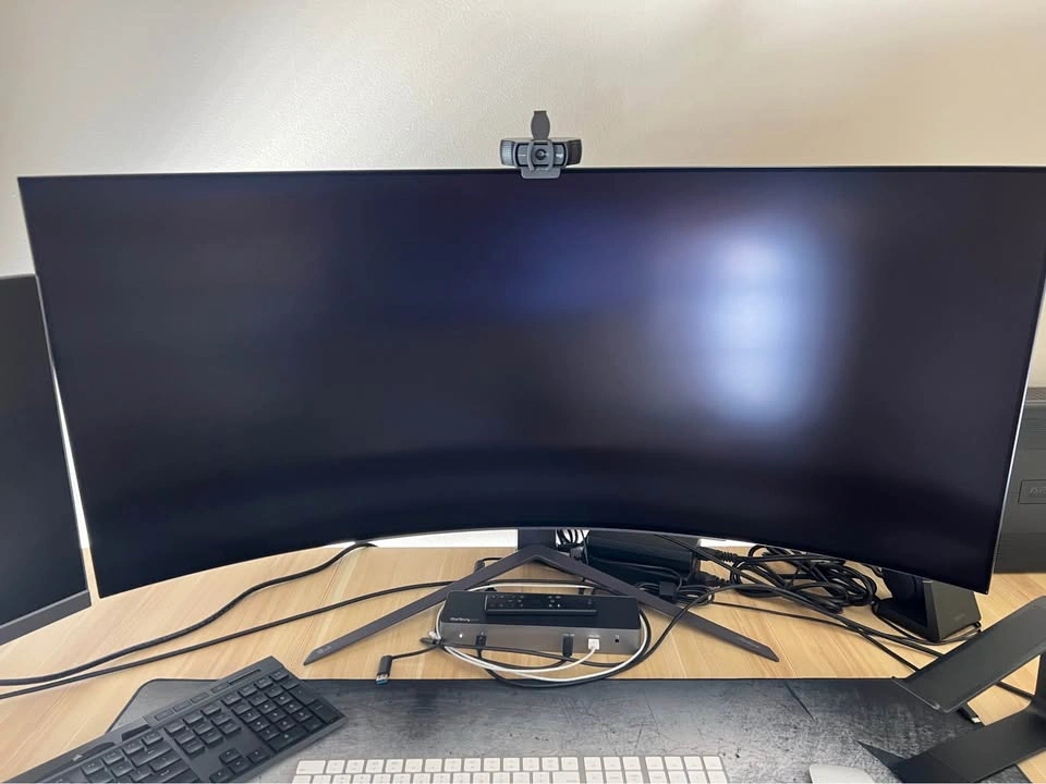 LG UltraGear 45” OLED 240Hz Curved Ultrawide Gaming Monitor - photo 2