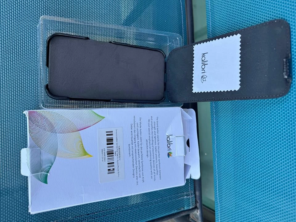 Kalibri Genuine Leather Flip Case for iPhone 15 Pro