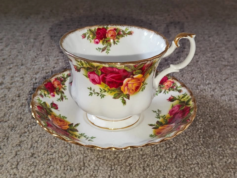 Vintage Tea Cup and Saucer Set - Royal Albert Old Country Roses - photo 2