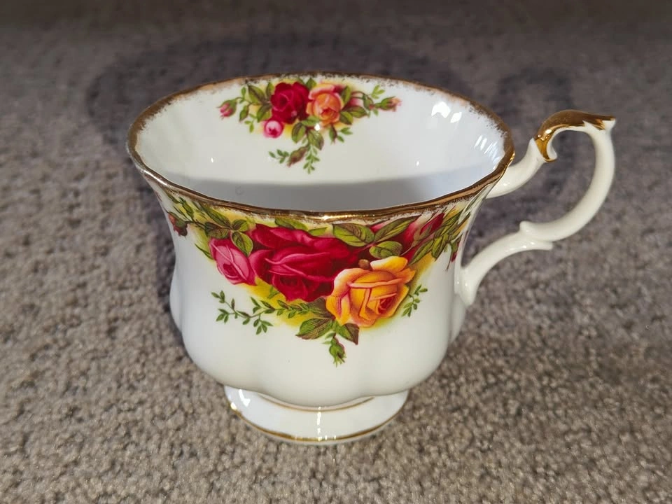 Vintage Tea Cup and Saucer Set - Royal Albert Old Country Roses - photo 3
