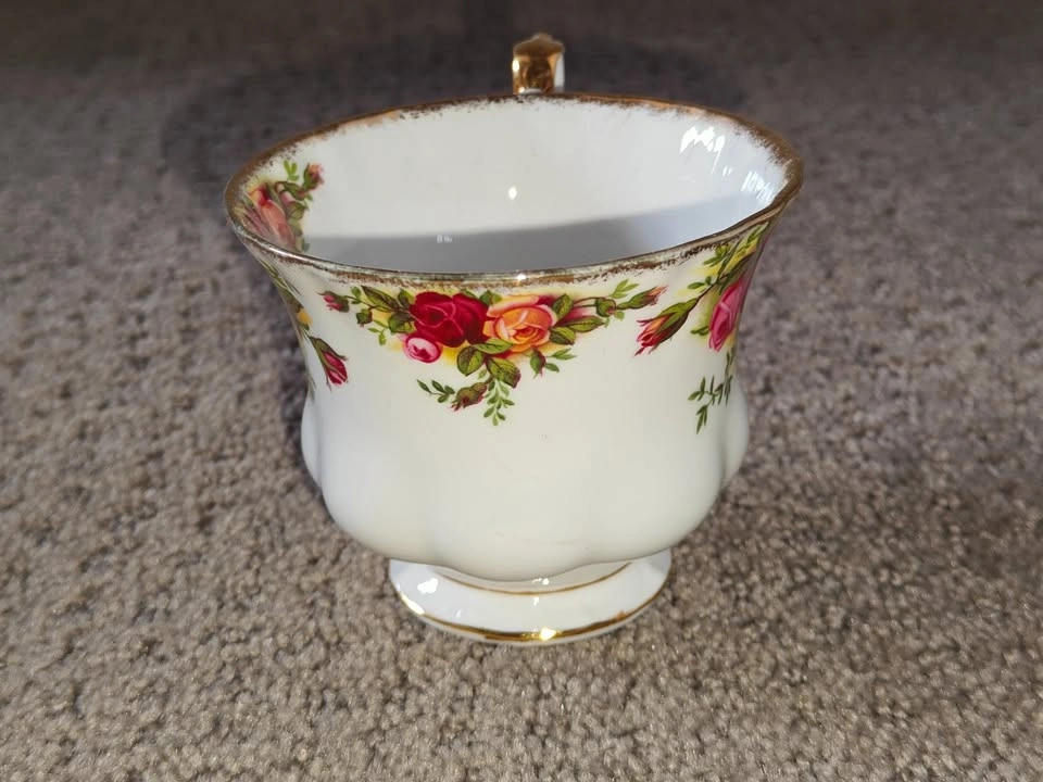Vintage Tea Cup and Saucer Set - Royal Albert Old Country Roses - photo 4