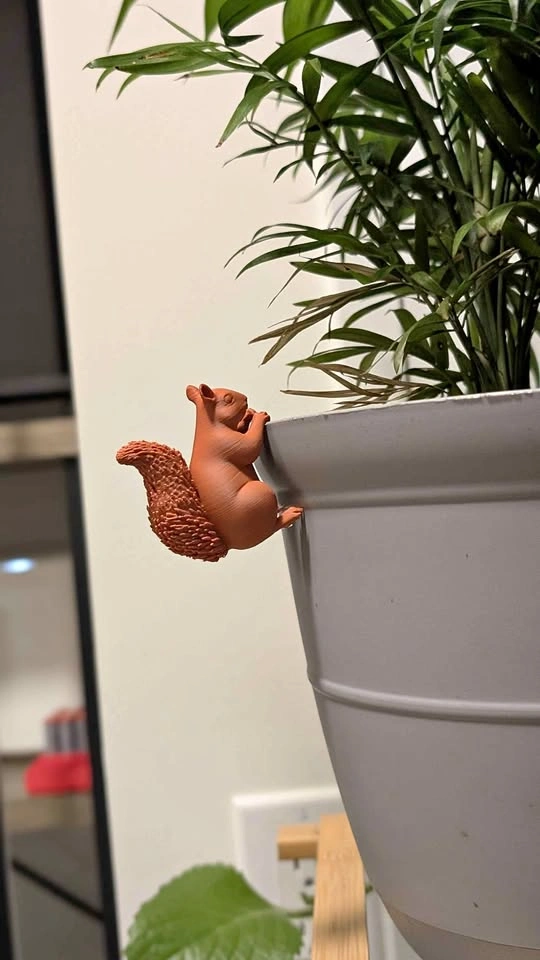 Planter Accessories | Squirrel Pot Hugger Figurine