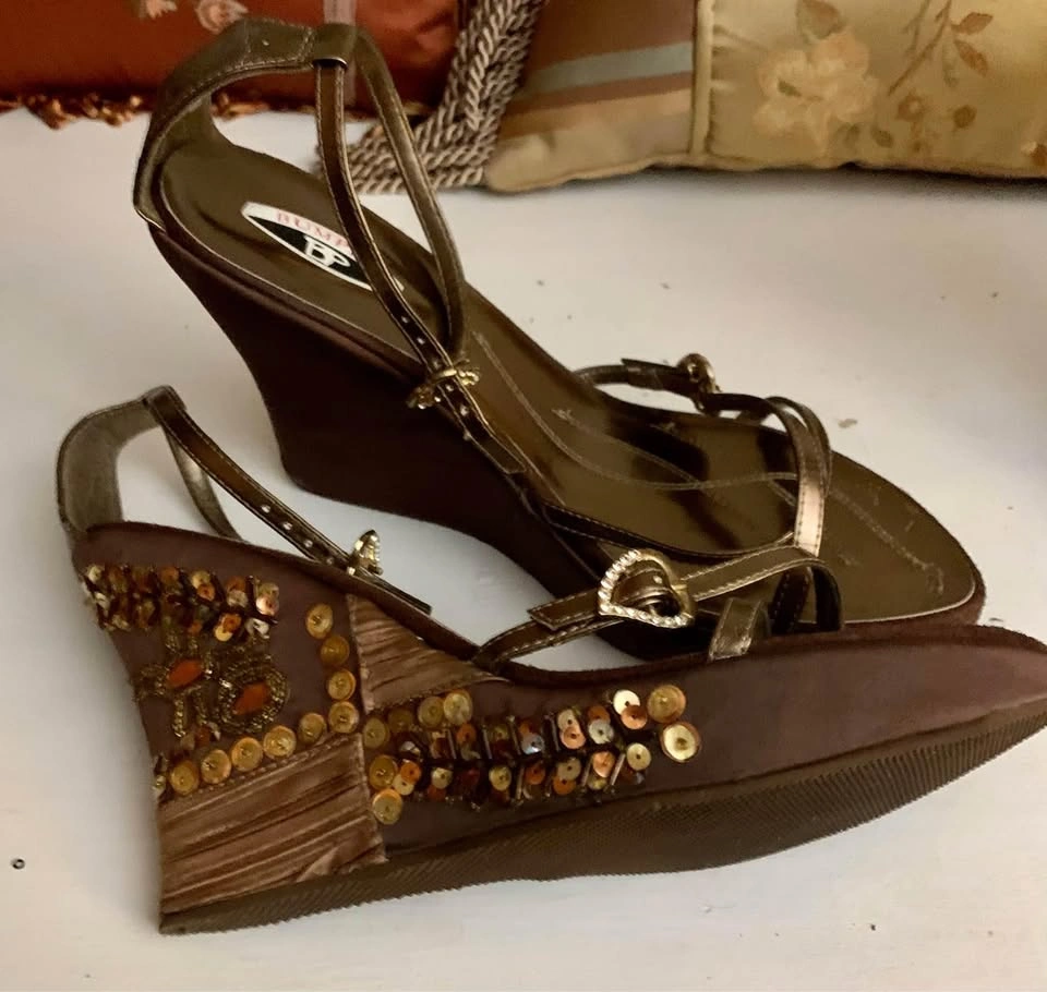 Beautiful Bedazzled Bronze Dress Shoes 👠 - photo 2