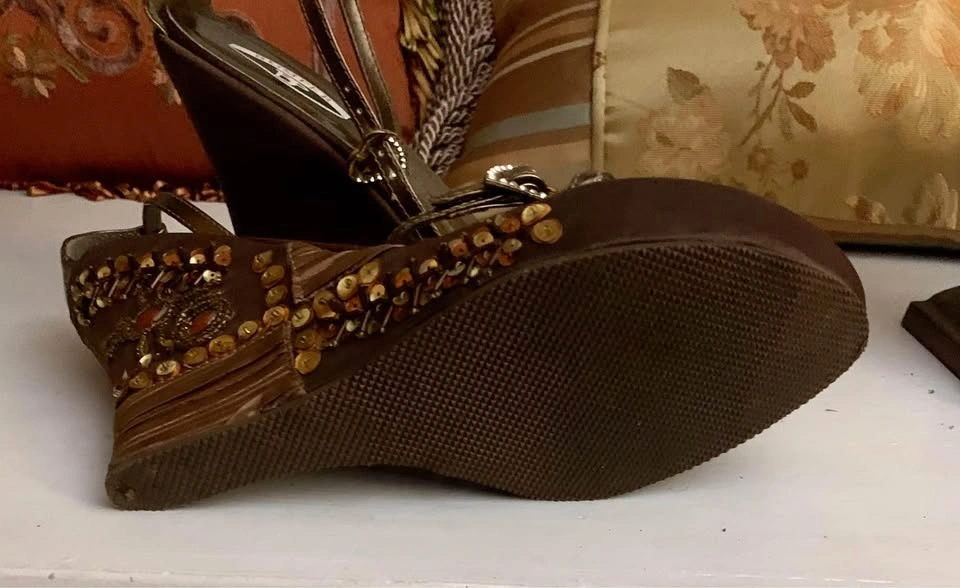 Beautiful Bedazzled Bronze Dress Shoes 👠 - photo 3