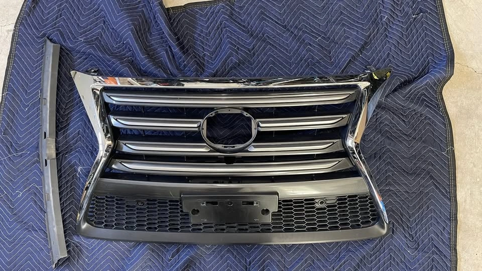 2018 Lexus GX460 Front Grille Upper & Lower OEM 2014-2019