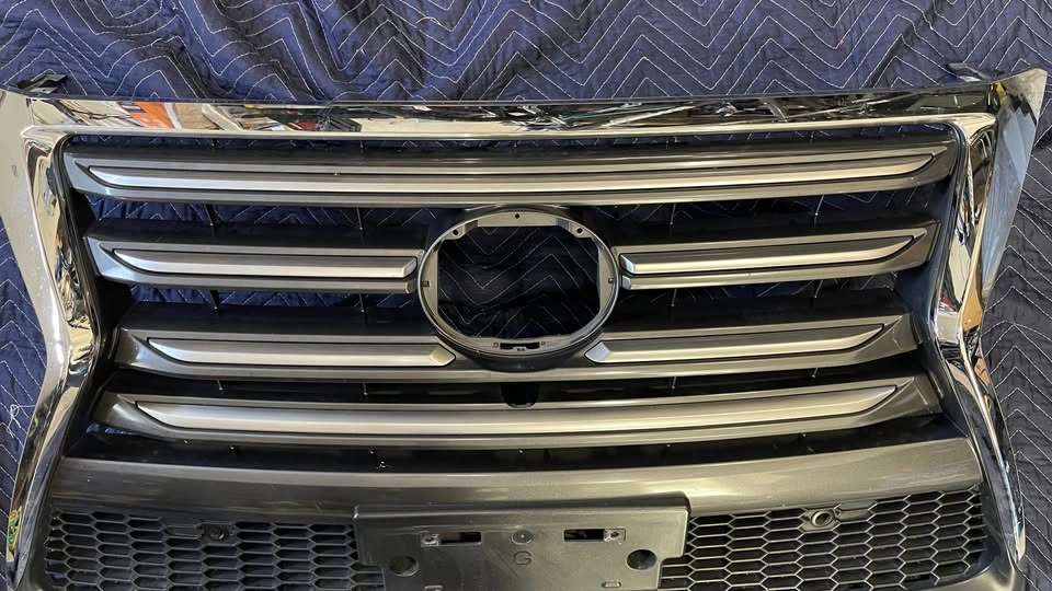 2018 Lexus GX460 Front Grille Upper & Lower OEM 2014-2019 - photo 2