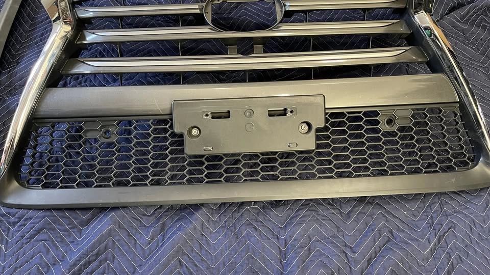 2018 Lexus GX460 Front Grille Upper & Lower OEM 2014-2019 - photo 3