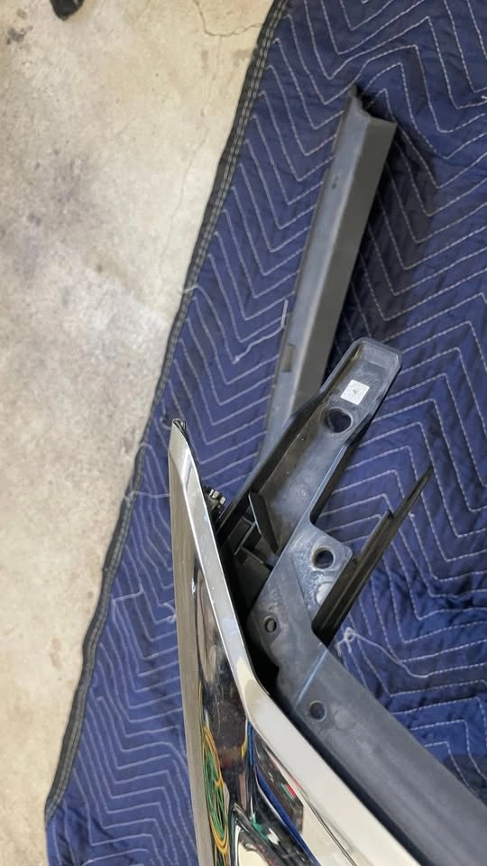 2018 Lexus GX460 Front Grille Upper & Lower OEM 2014-2019 - photo 4