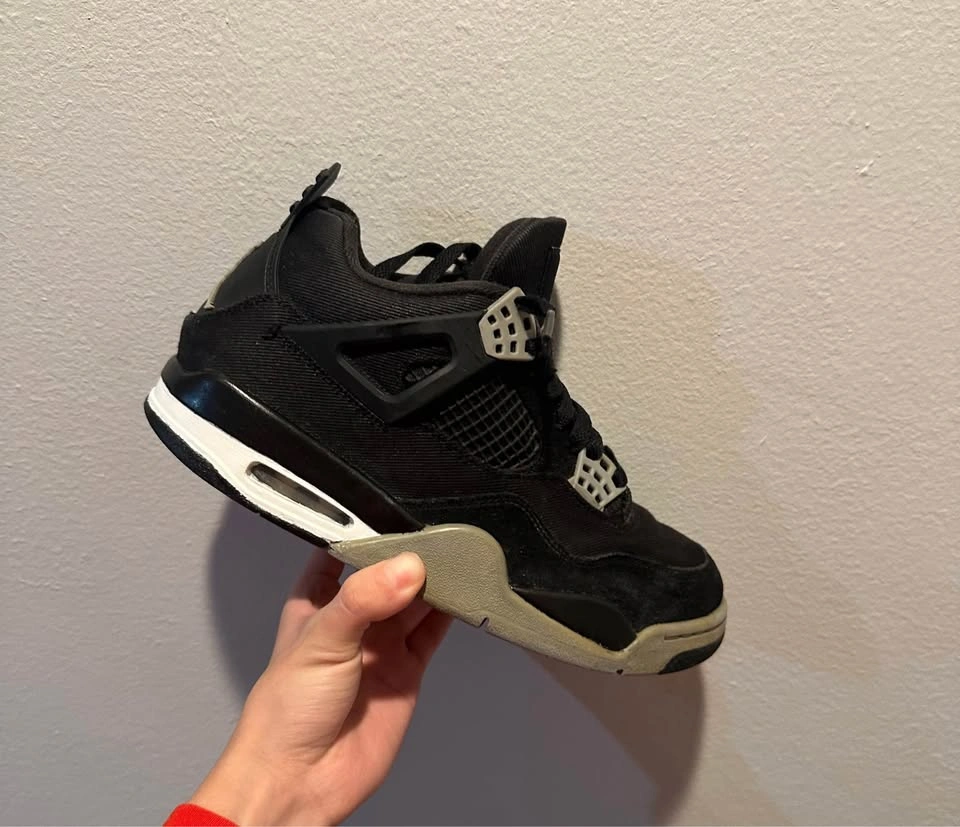 Jordan 4 ‘Black canvas’