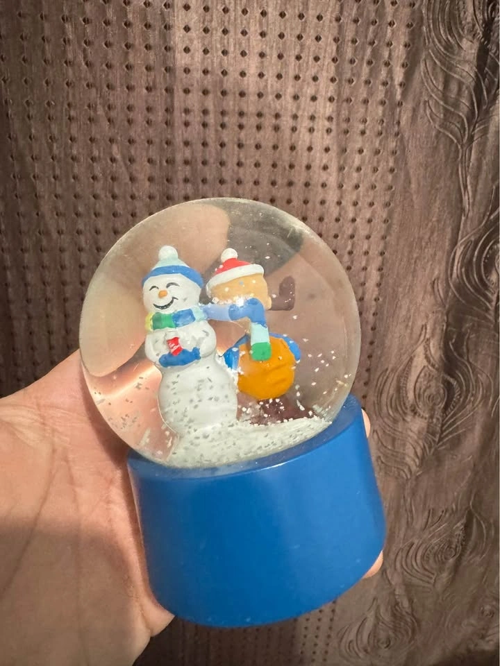 Tim Hortons snow globe show piece decoration - photo 2