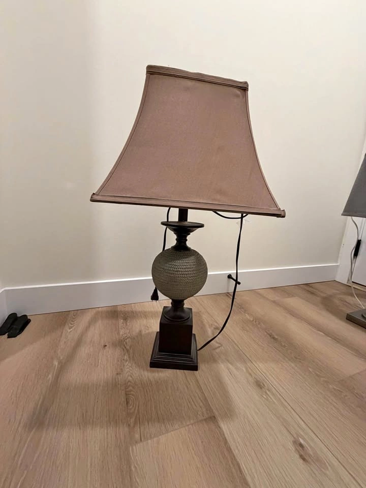 Traditional Table Lamp with Textured Base