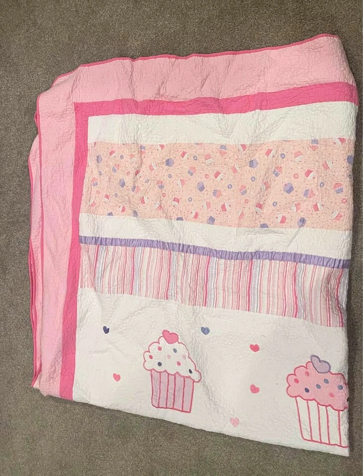 Cute 80x90“ cupcake quilt / bed spread, excellent, clean conditi