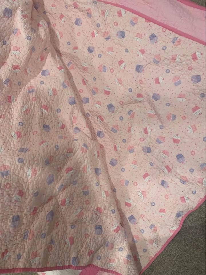 Cute 80x90“ cupcake quilt / bed spread, excellent, clean conditi - photo 2