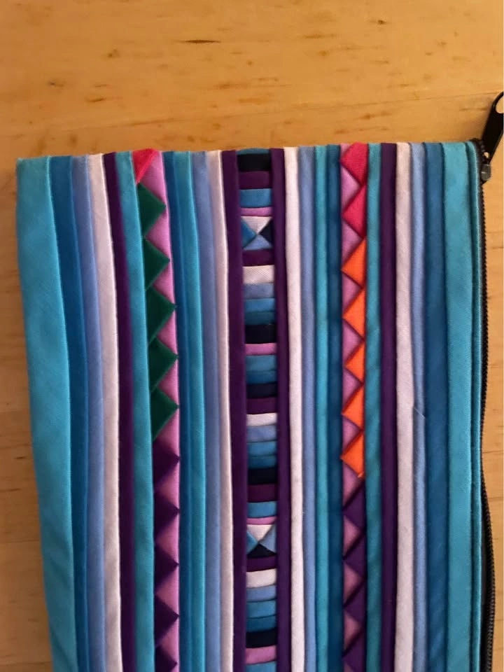 Gorgeous like new quilted pouch (hand for scale) - photo 2