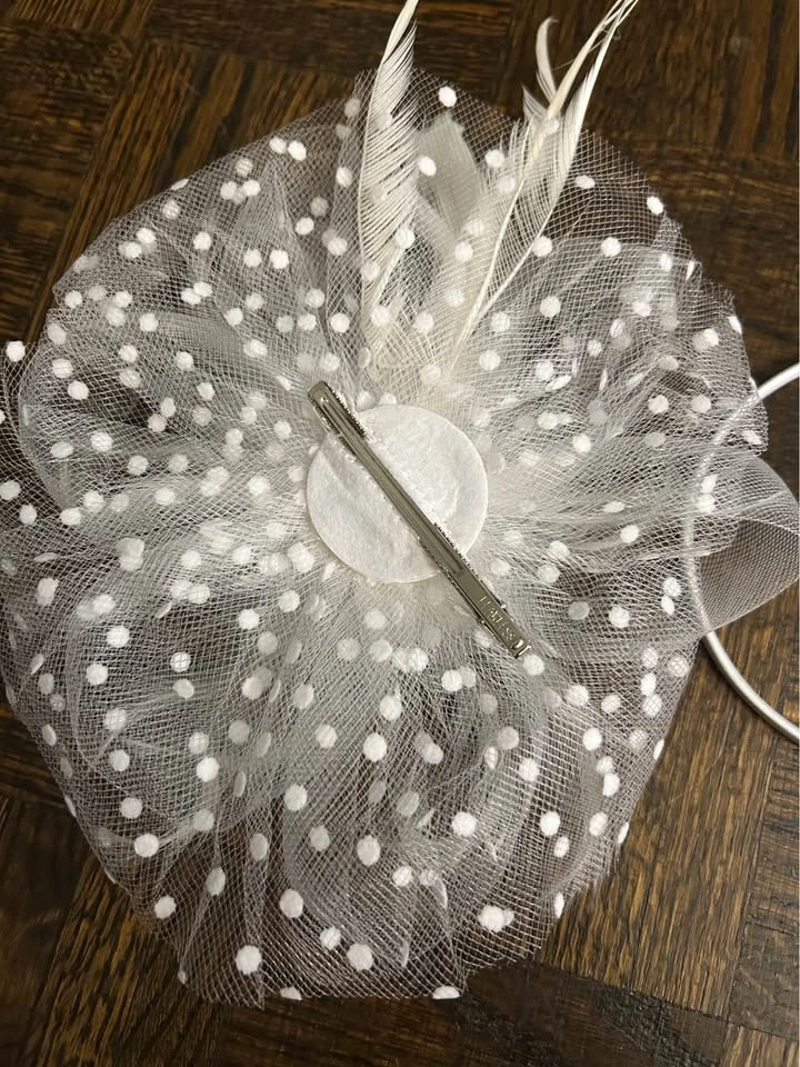 White Feather and Pearl Fascinator with Headband and Clip - photo 2