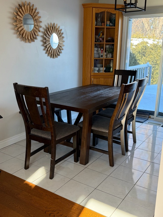 Dining table for sale