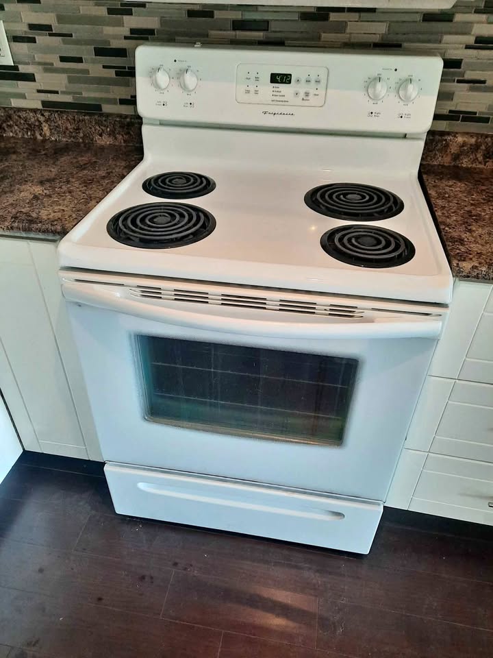 Frigidaire Stove for sale (Abbotsford)