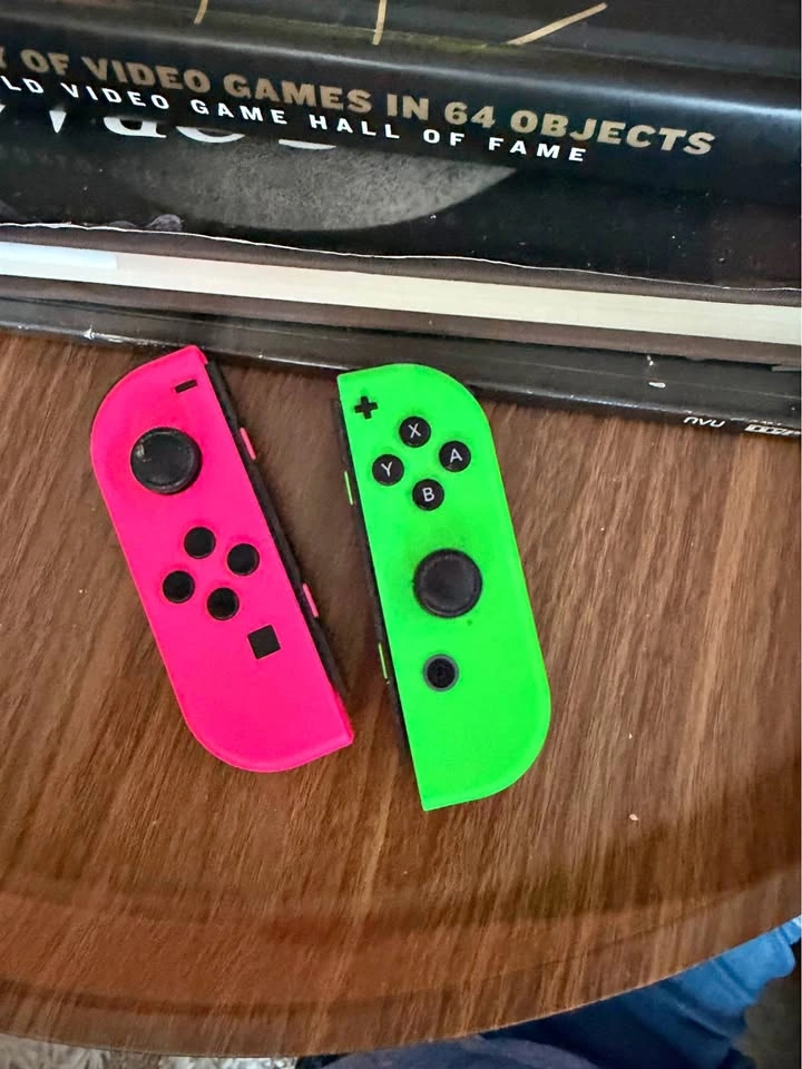 Nintendo Switch Joy-Cons, Pro Controller & Charging Grip