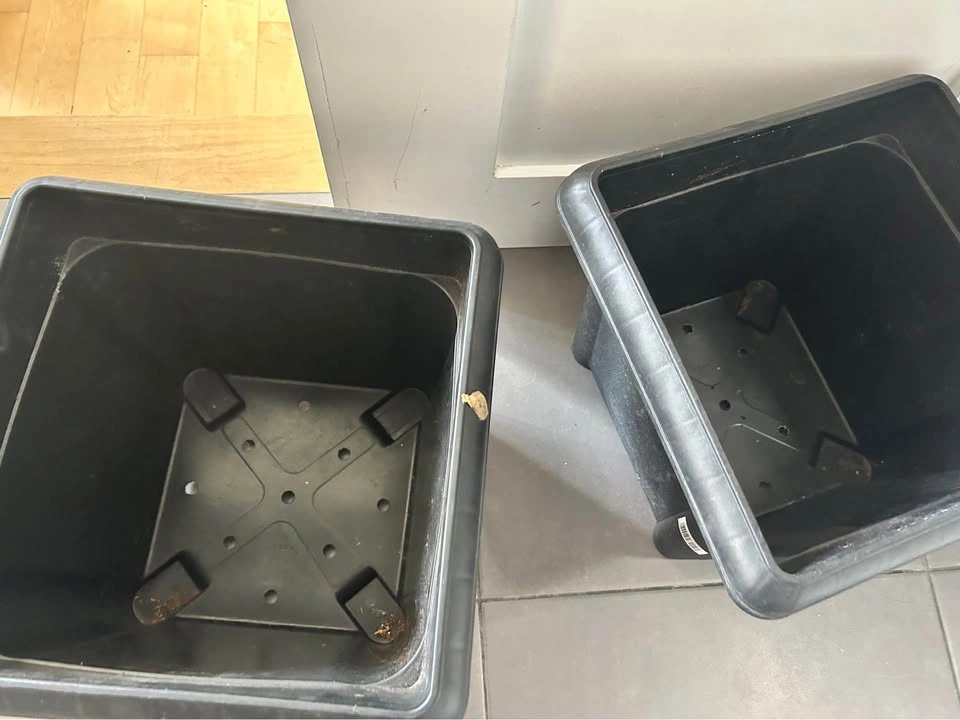 Set of 2 24x14x12“ Black Square Plastic Planters - photo 2