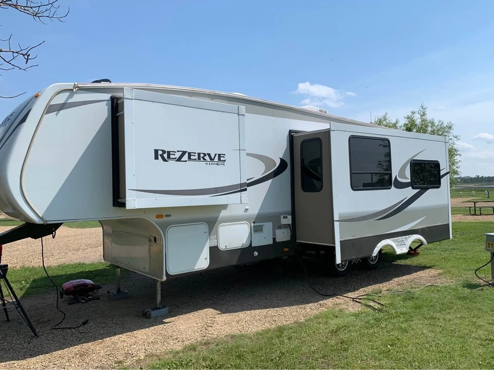 2015 32 ft 5th Wheel RV Reserve 27CK by Coachmen - photo 2