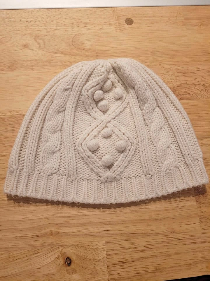 Le Château Cream Cable Knit Toque- Excellent Condition $23