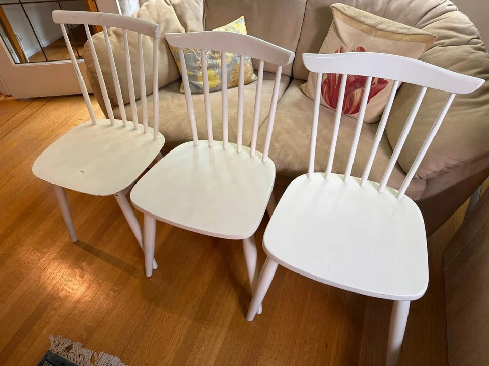 3 White wooden chairs - photo 2