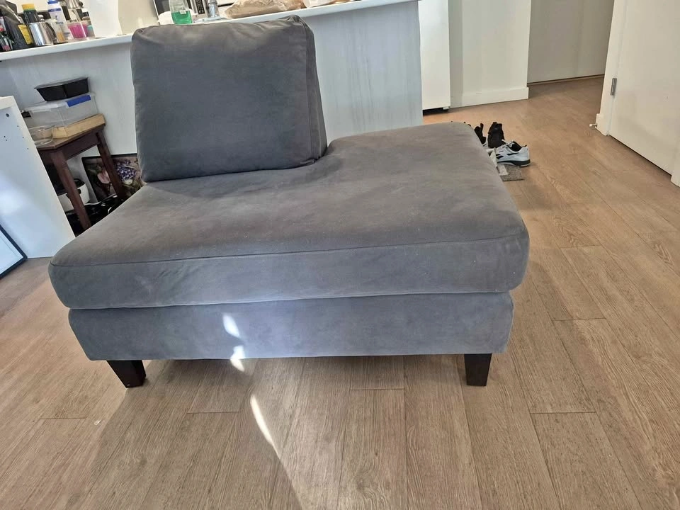 Free modular armless chaise/sectional chair