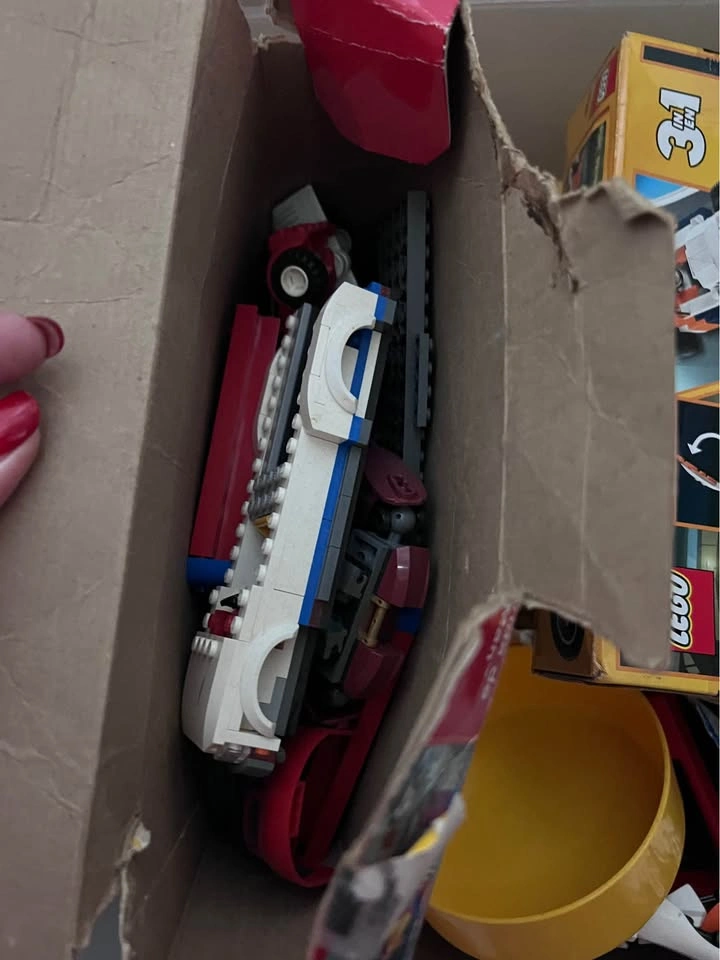 LEGO Juniors Spider-Man Hideout 10687 and Bulk LEGO Lot - photo 4