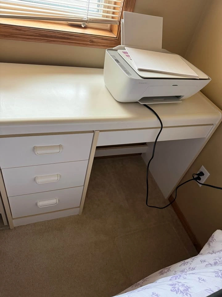 White Laminate Desk with Drawers - photo 2